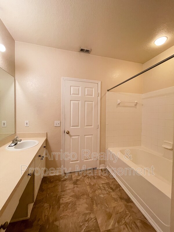 Building Photo - 18001 Richmond Pl Dr