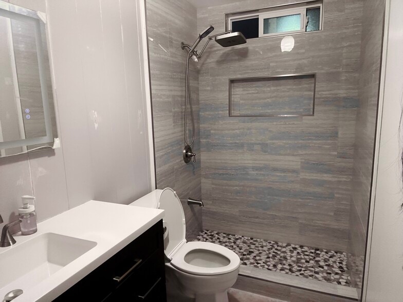 Building Photo - 2668 Kalihi St