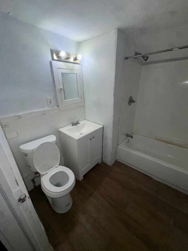 Building Photo - 632 E 101st St