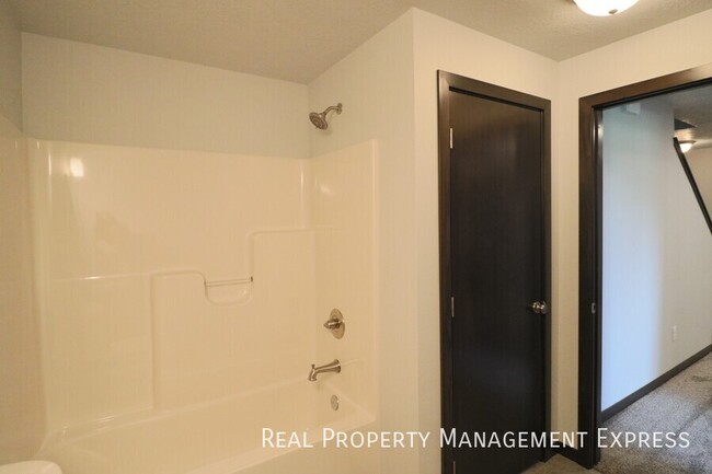 Building Photo - Amazing 4 Bedroom 3.5 Bathroom Townhome in...