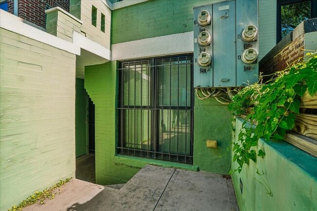 Building Photo - Modern 2BR 2BA Apartment in Columbia Heights