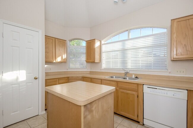 Building Photo - 2221 Baretta Dr