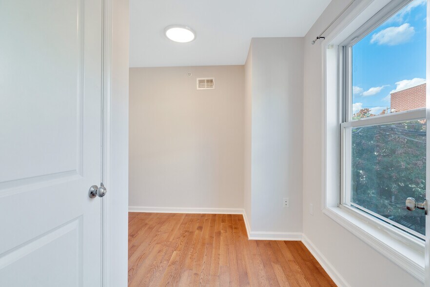 Building Photo - 1310 S Opal St