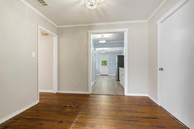 Building Photo - 206 Pinehill Dr