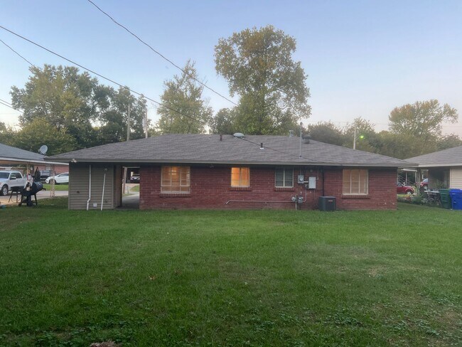 Building Photo - Charming 3 Bed 1 Bath Home