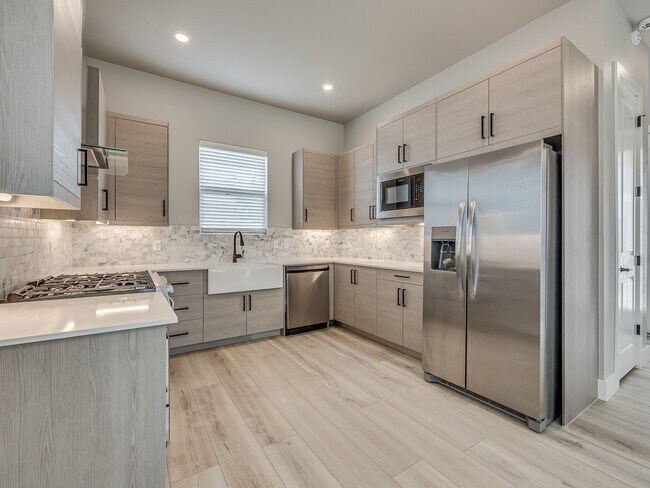 Building Photo - 13000 Maplewood Ave