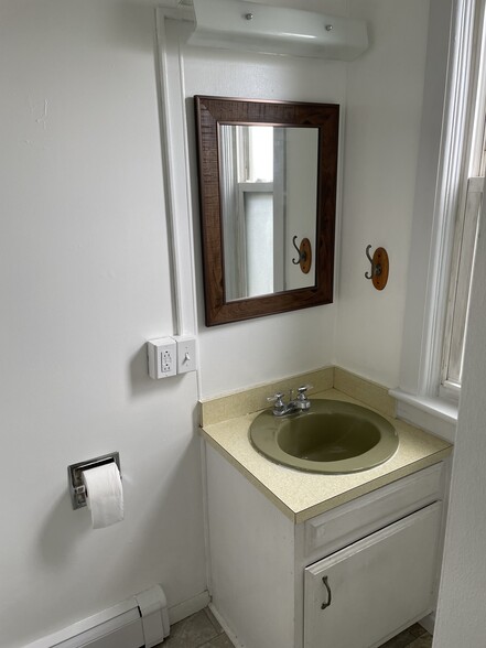 Building Photo - 1638 Saemann Ave