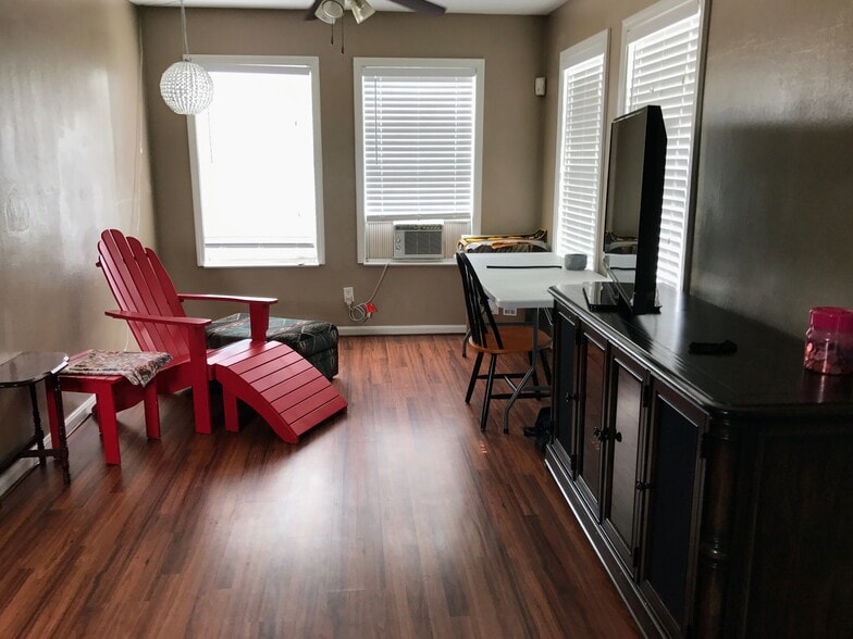 Garage Apt Living Room - 2106 Colquitt St