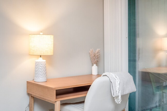 Building Photo - 2348 S Vermont St