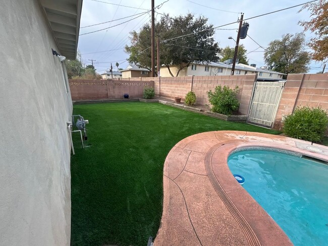 Building Photo - 3820 Grandview: Spacious 4-bedroom, 2-bath home with large bedrooms and no carpet