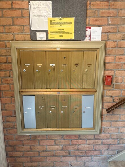 Building Photo - 2 Banyan Wood Ct