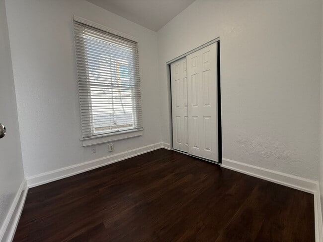 Building Photo - Beautiful 2 Bedroom House With Private Bac...