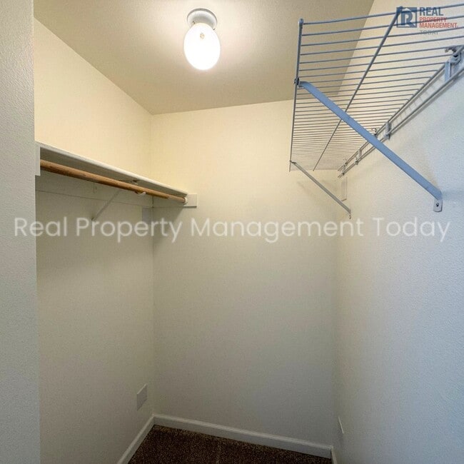Building Photo - Cozy 2 Bedroom Townhouse + Garage Near Lak...