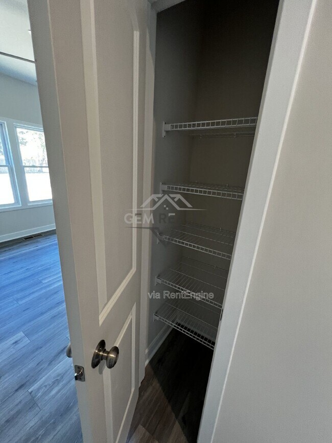 Building Photo - 38 Meadow View Ln