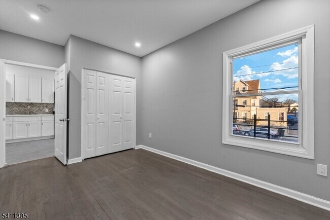 Building Photo - 467 Summer Ave