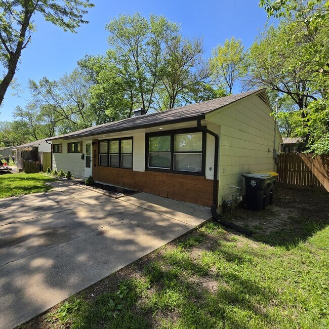 Building Photo - Beautiful 4 bedrooms and 2 full baths home located on E 113th St in Kansas City, MO