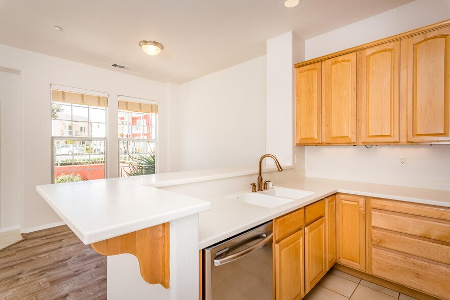 Building Photo - 903 Lawrence Dr