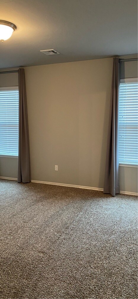 Building Photo - 10240 Hidden Village Dr