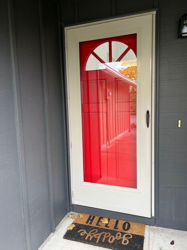 Building Photo - Beautiful 3 bedroom 2 bath house in Eugene!  $500 OFF YOUR FIRST MONTH'S RENT!