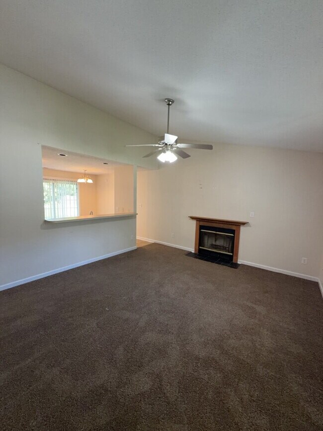 Building Photo - Charming 3 Bedroom, 2 Bath Home in Hubert-132 Daphne Drive
