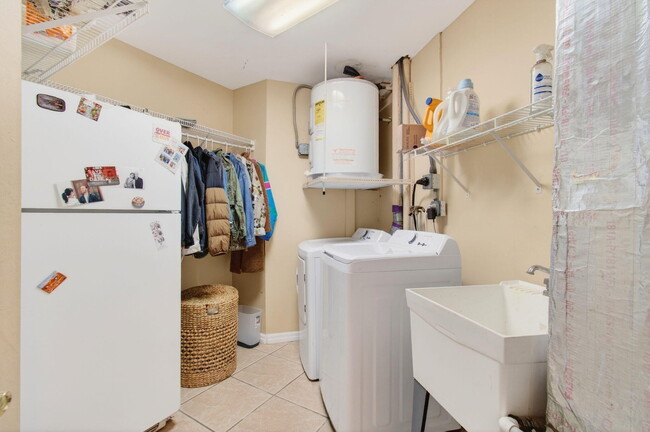 Building Photo - 301 SE 8th Ave