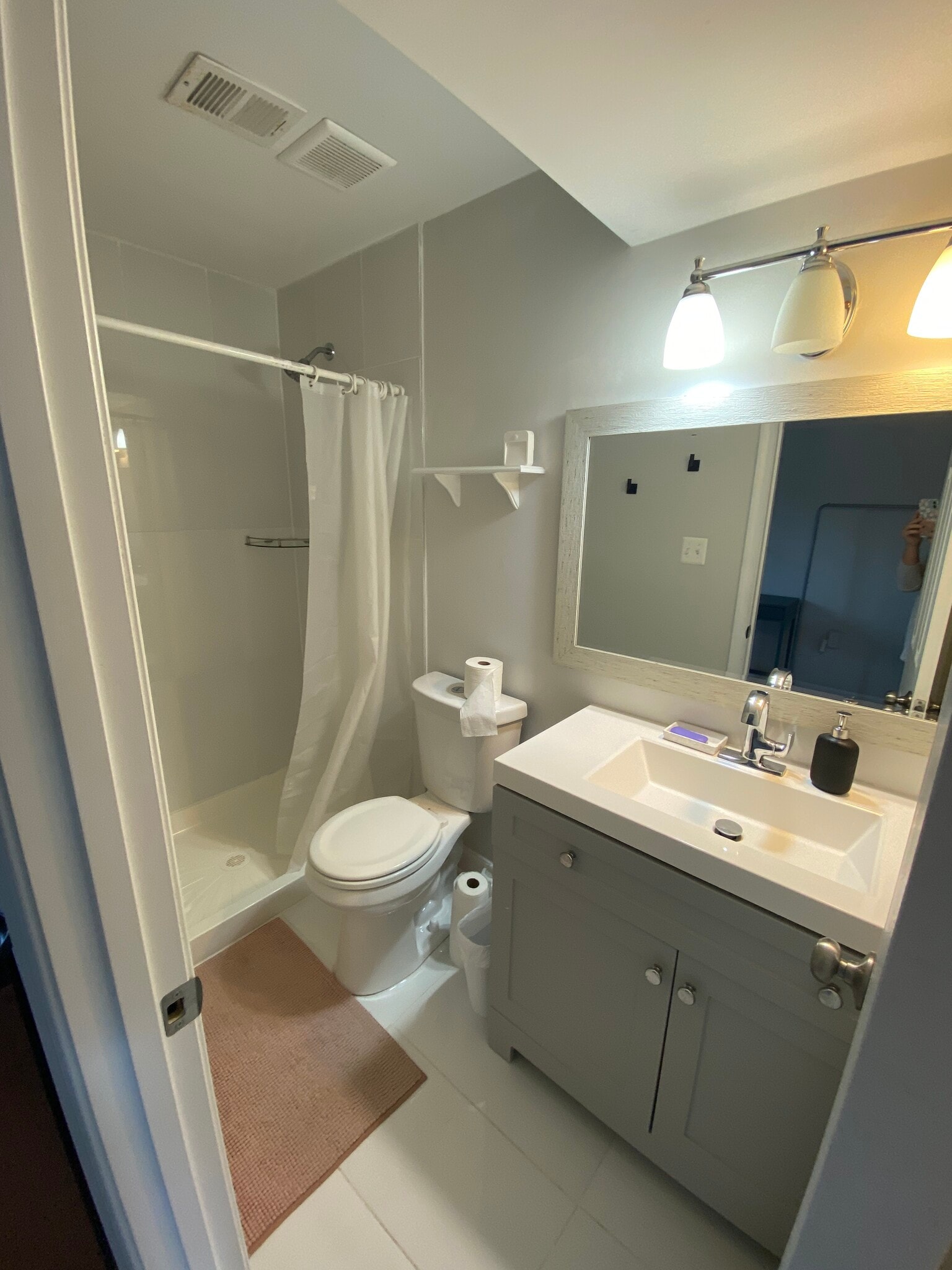 Private bathroom. - 7922 Fitzroy St