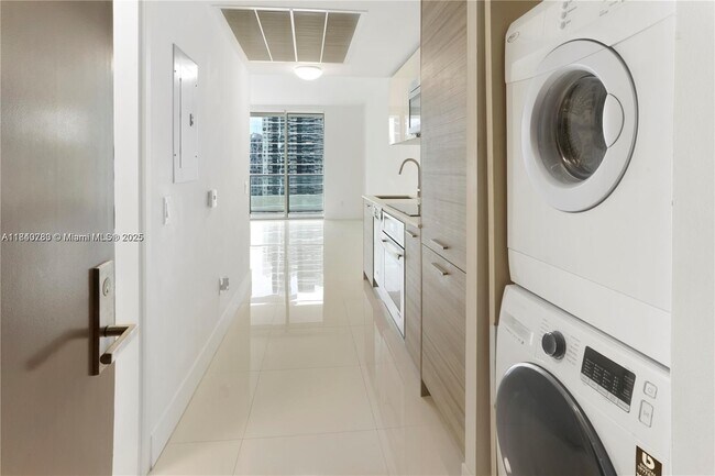 Building Photo - 1300 Brickell Bay Dr
