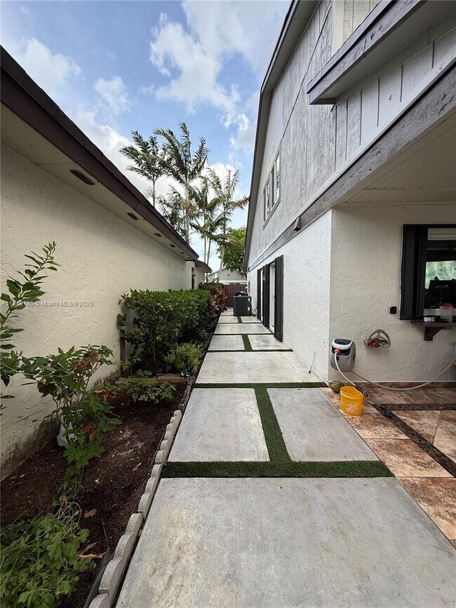 Building Photo - 14853 SW 42nd Ln