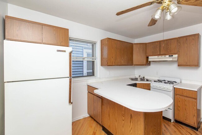 Primary Photo - Prime Lakeview Location on Southport. 1 Be...