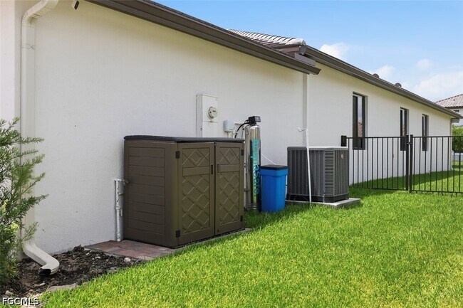 Building Photo - 5069 Penella Ave