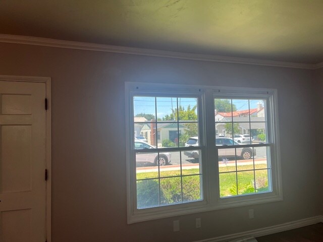 lvg room to street - 1638 Greenwood Ave