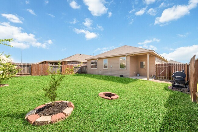 Building Photo - 6123 Yesenia St