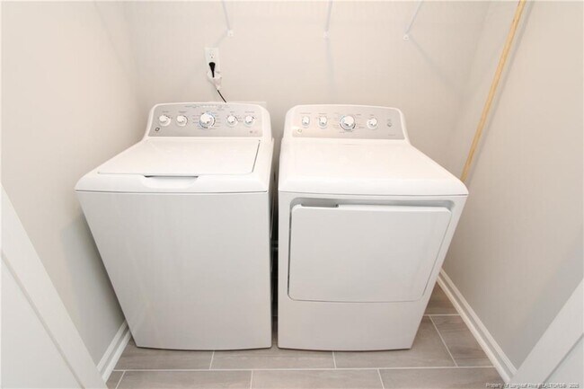 Building Photo - 510 Light Oak Wy