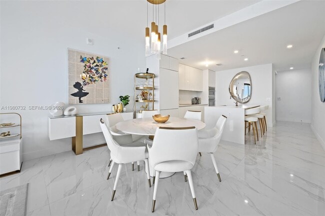 Building Photo - 700 NE 24th St