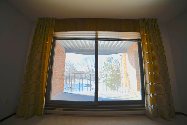 Building Photo - 1906 E Shorewood Blvd