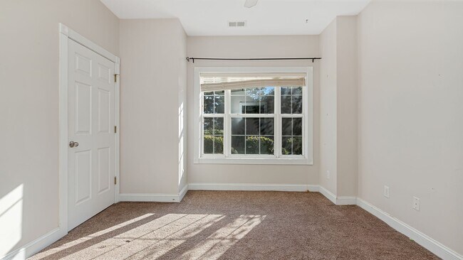 Building Photo - 4880 Dahlia Ct