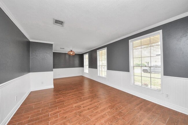 Building Photo - 9422 Val Verde St