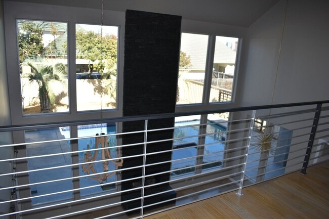 Building Photo - Modern home with pool in Arlington