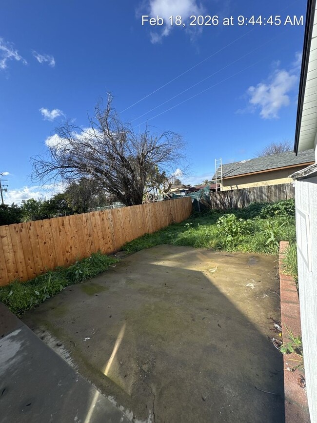 Building Photo - Woodlake Home! Available Now!