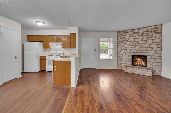 Building Photo - 500 Algerita Dr