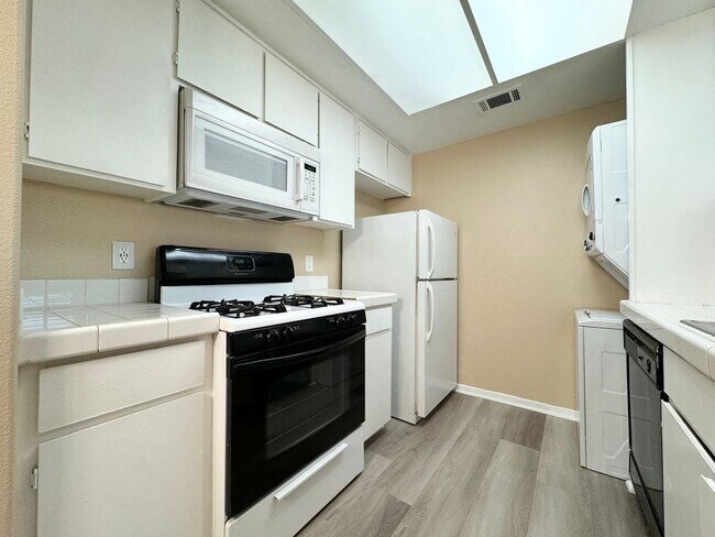 Building Photo - AVAILABLE NOW!! Charming UPSTAIRS 2 Bed/ 1 Bath Condo in Indio!!