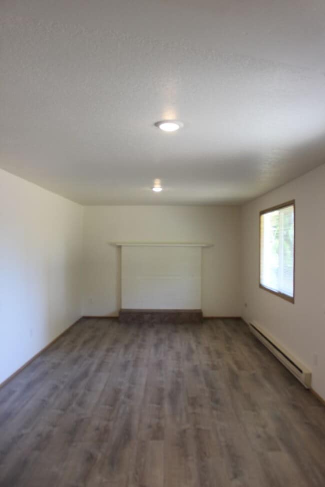Building Photo - 4 bedroom 2 bath house