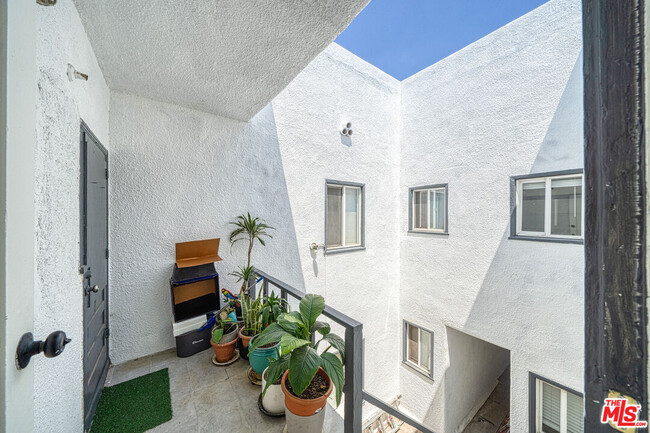 Building Photo - 132 S Kenmore Ave