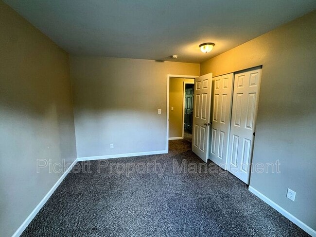 Building Photo - 1081 NE Shadybrook Ct