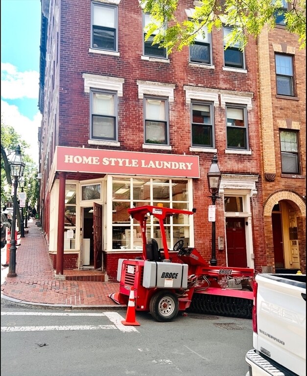 Building Photo - 59 Phillips St