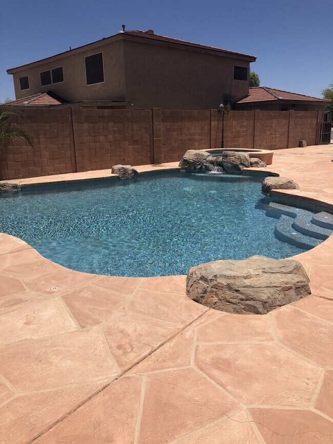 Building Photo - Immaculate 4 BR/ 2.5 Bath  w/ a Pool and Hot Tub in Rita Ranch!