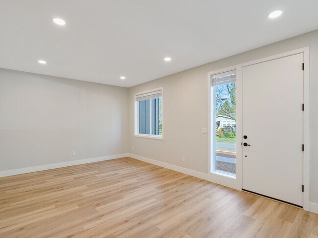 Building Photo - 3bed/2.5 Bath Duplex Unit New Construction...