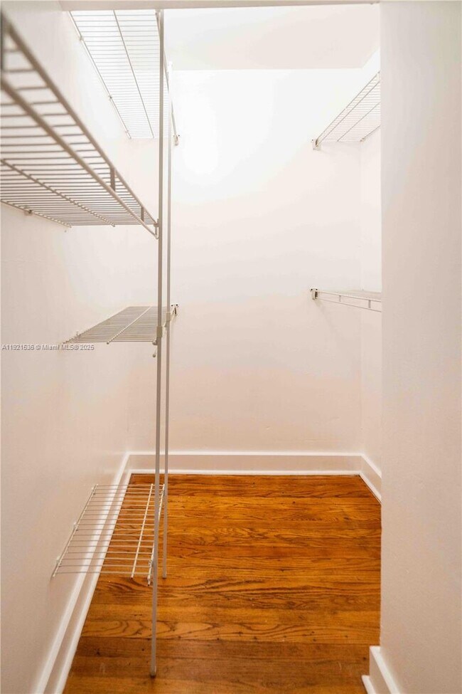 Building Photo - 2425 Flamingo Pl