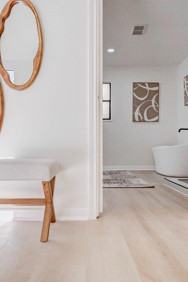 Building Photo - 10303 Chevy Chase Dr