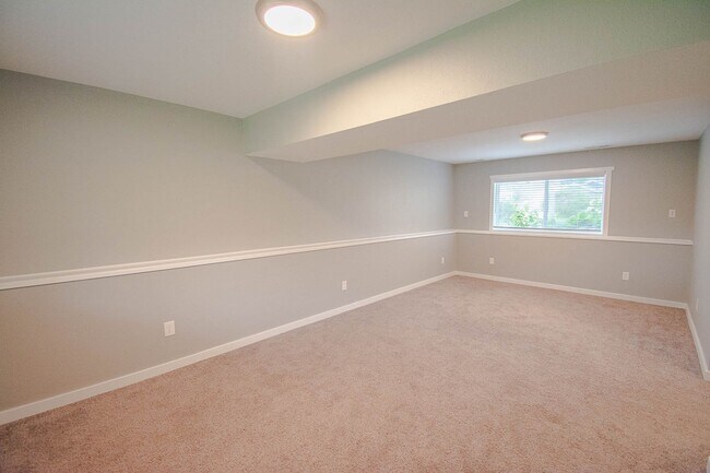 Building Photo - Gorgeous 4br home on nice lot with no backyard neighbors!